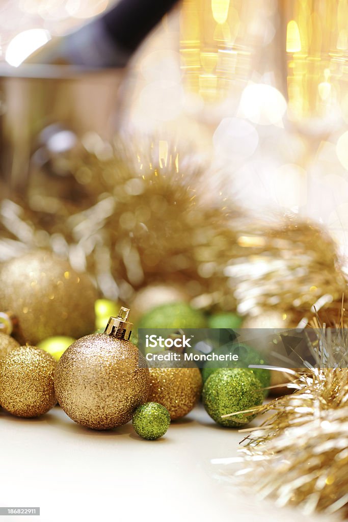 Christmas baubles и шампанское - Стоковые фото Ёлочная гирлянда роялти-фри