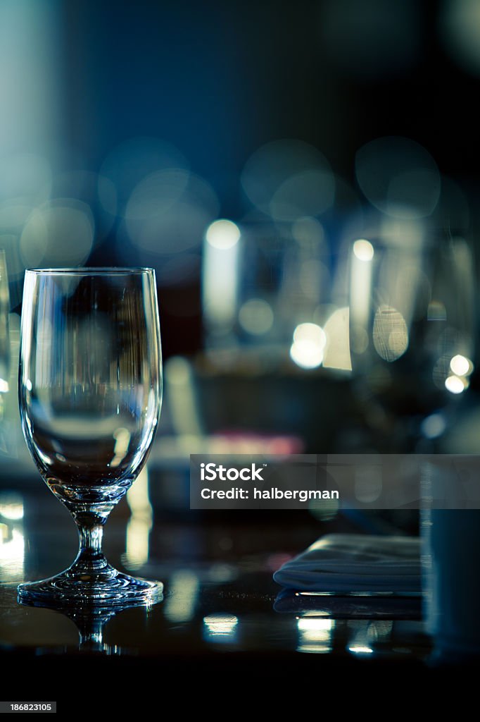 Copas de vino en un restaurante elegante - Foto de stock de Cubierto completo libre de derechos