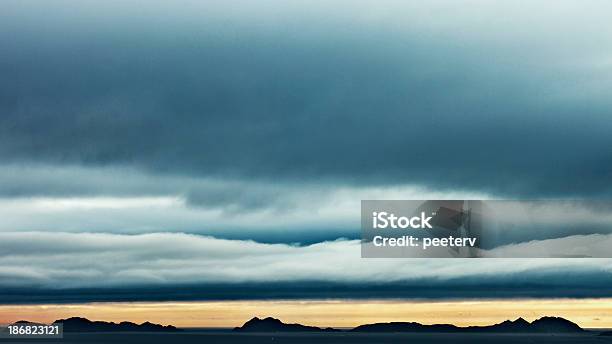 Islas Rocosas Y Extraña Nubes Foto de stock y más banco de imágenes de Cielo - Cielo, Cielo dramático, Comunidad Autónoma de Galicia