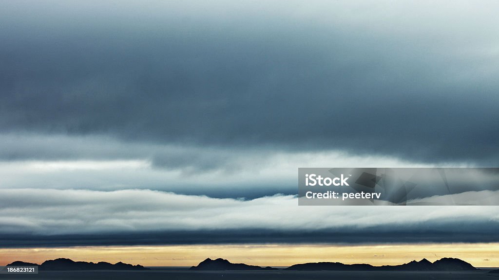 Rocky isole e affascinante Panorama di nuvole. - Foto stock royalty-free di Ambientazione tranquilla