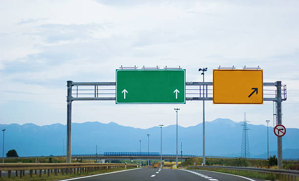 sinais de estrada vazia - two lane highway fotos imagens e fotografias de stock