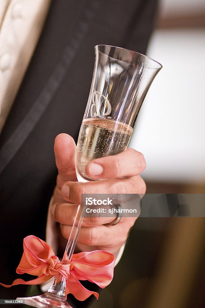 Der Bräutigam hält Glas Champagner & am finger ring - Lizenzfrei Frauen Stock-Foto