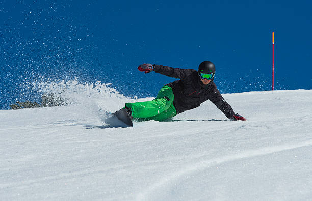 snowboarder carving üben extreme - carving skiing stock-fotos und bilder