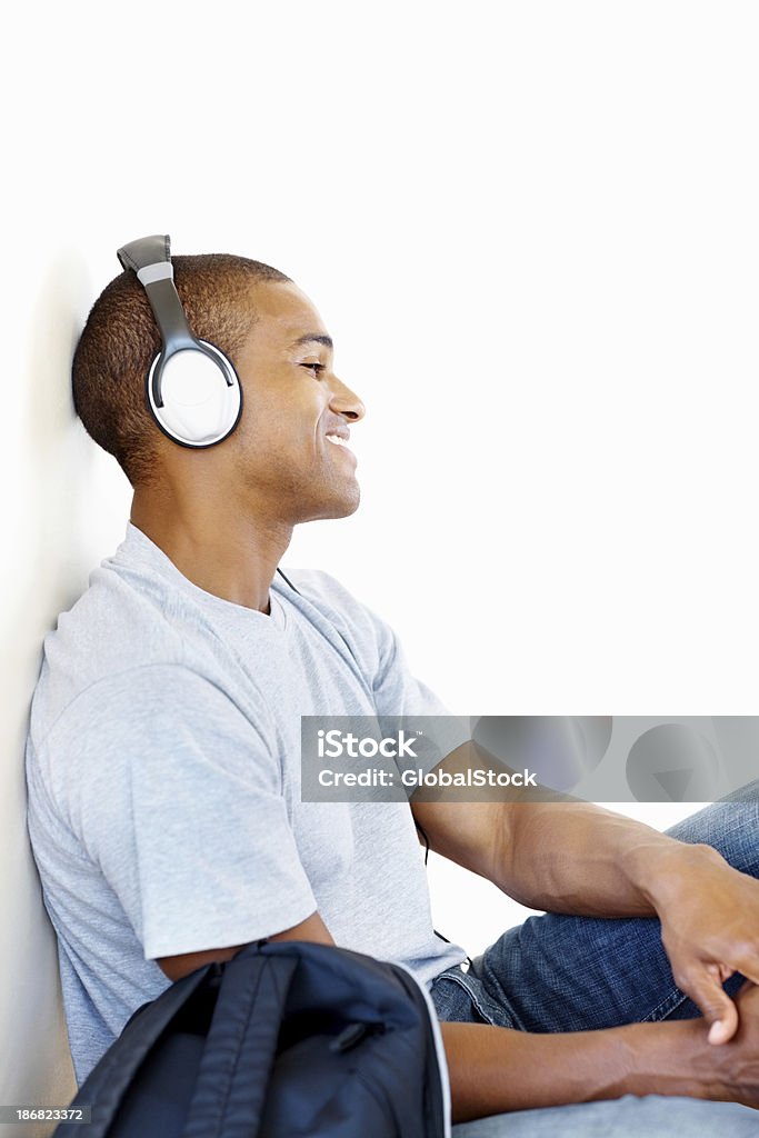 Heureux homme écoute de la musique s'appuyant sur le mur - Photo de 25-29 ans libre de droits