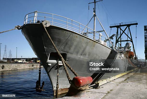 Nave Nel Dock - Fotografie stock e altre immagini di Ancora - Ancora, Ancorato, Attraccato