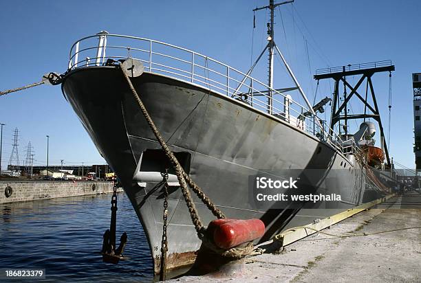 Statek W Dock - zdjęcia stockowe i więcej obrazów Bez ludzi - Bez ludzi, Bezchmurne niebo, Fotografika