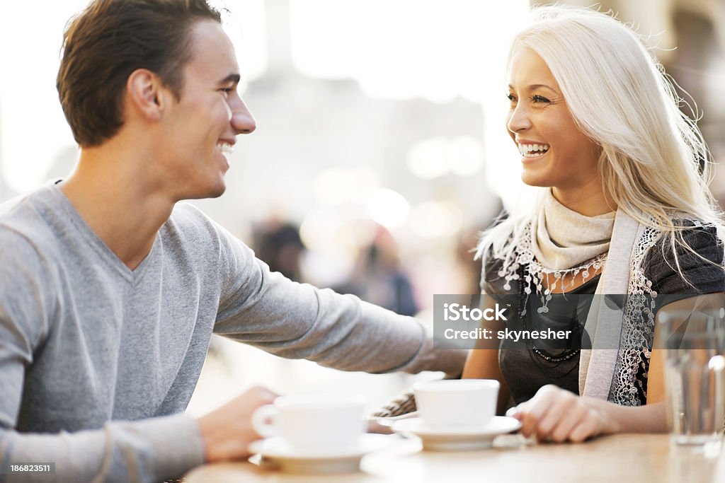 Hermosa pareja sentada en un café - Foto de stock de A la moda libre de derechos