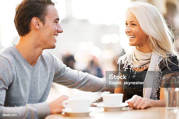 Hermosa Pareja Sentada En Un Café Foto de stock y más banco de imágenes de A la moda - A la moda, Adolescencia, Adolescente