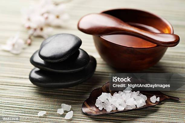 Zen Spa Rigenerante - Fotografie stock e altre immagini di Ayurveda - Ayurveda, Massaggiare, Primavera