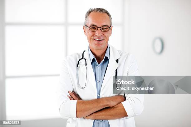 Retrato De Um Médico De Sucesso - Fotografias de stock e mais imagens de Adulto - Adulto, Adulto maduro, Beleza