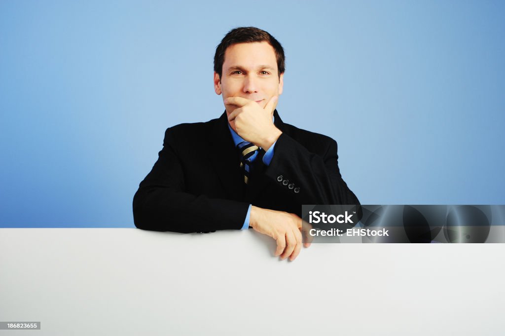 Businesman Inclinar-se em cartão branco - Royalty-free Adulto Foto de stock