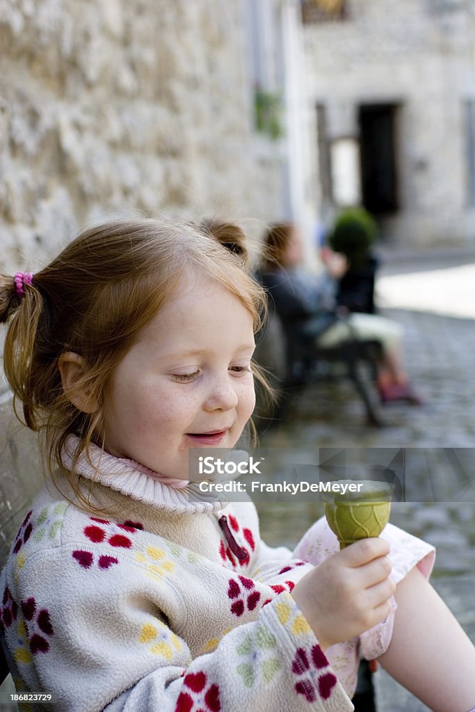 Fillette blonde, manger de la crème glacée - Photo de Activité de loisirs libre de droits