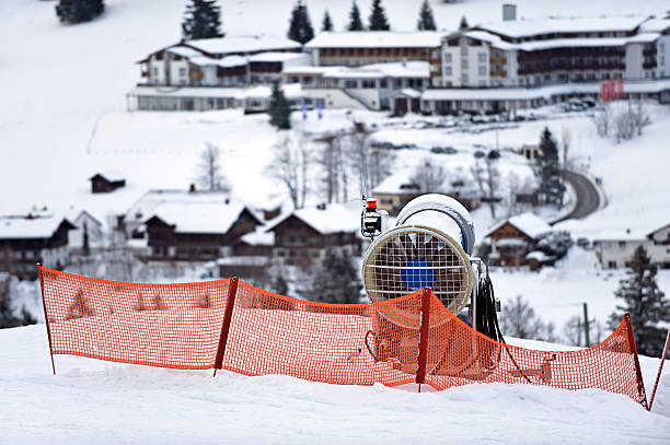 canon à neige dans la premier plan de la station de ski - schneekanone photos et images de collection