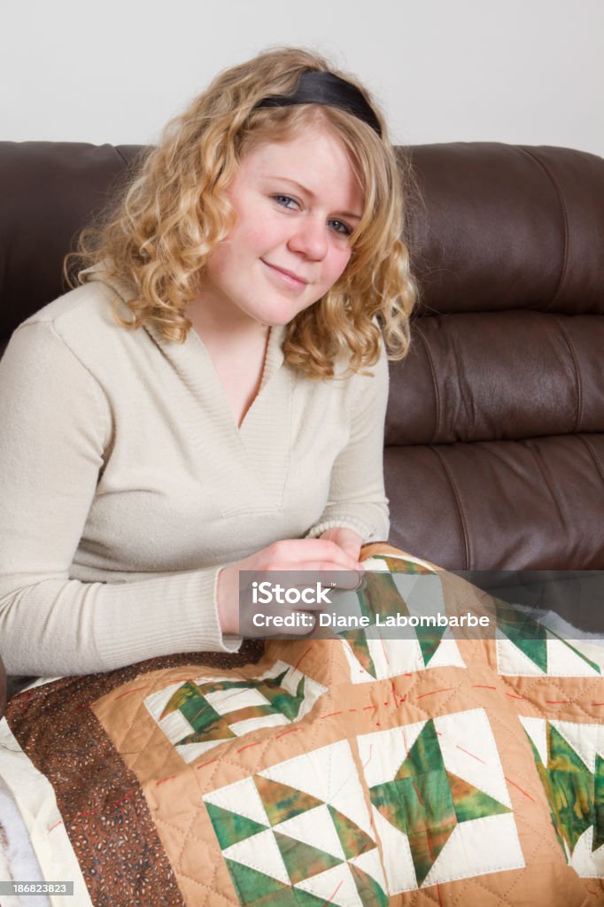 Jeune femme matelassage - Photo de Adolescent libre de droits