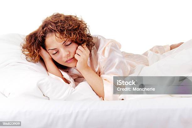 Bellissima Giovane Donna Che Dorme A Letto - Fotografie stock e altre immagini di 20-24 anni - 20-24 anni, Abbigliamento casual, Accogliente