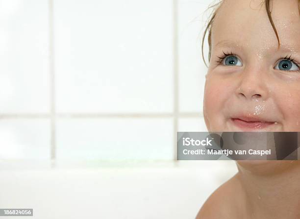 Mi Hijo De Tomar Un Baño 02 Foto de stock y más banco de imágenes de Agua - Agua, Alegre, Asistencia sanitaria y medicina