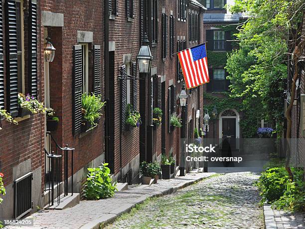 Photo libre de droit de Boston Hill banque d'images et plus d'images libres de droit de Boston - Massachusetts - Boston - Massachusetts, Quartier de Beacon Hill, Drapeau américain