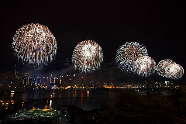 cidade de nova york syncronized fogos de artifício - new york state skyline new york city vibrant color - fotografias e filmes do acervo