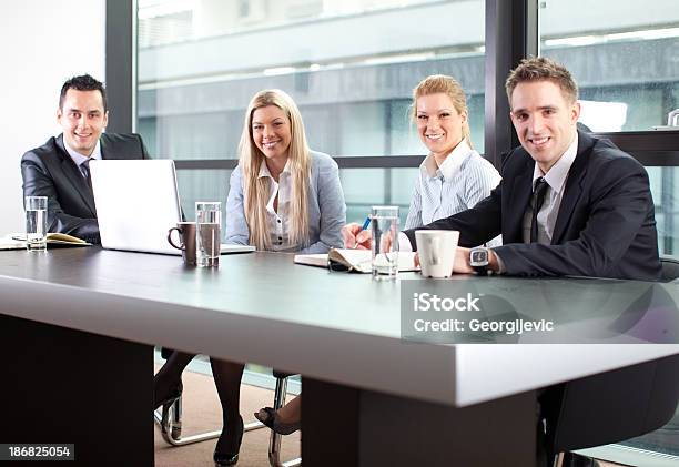 Foto de Feliz Negócios Equipe e mais fotos de stock de Adulto - Adulto, Alegria, Computador