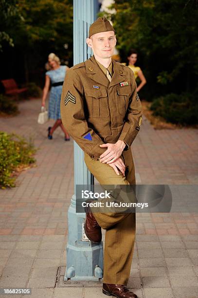 Wwii Nosotros Soldier Disfrutar De Un Buen Descanso Y Relajación Foto de stock y más banco de imágenes de Adulto