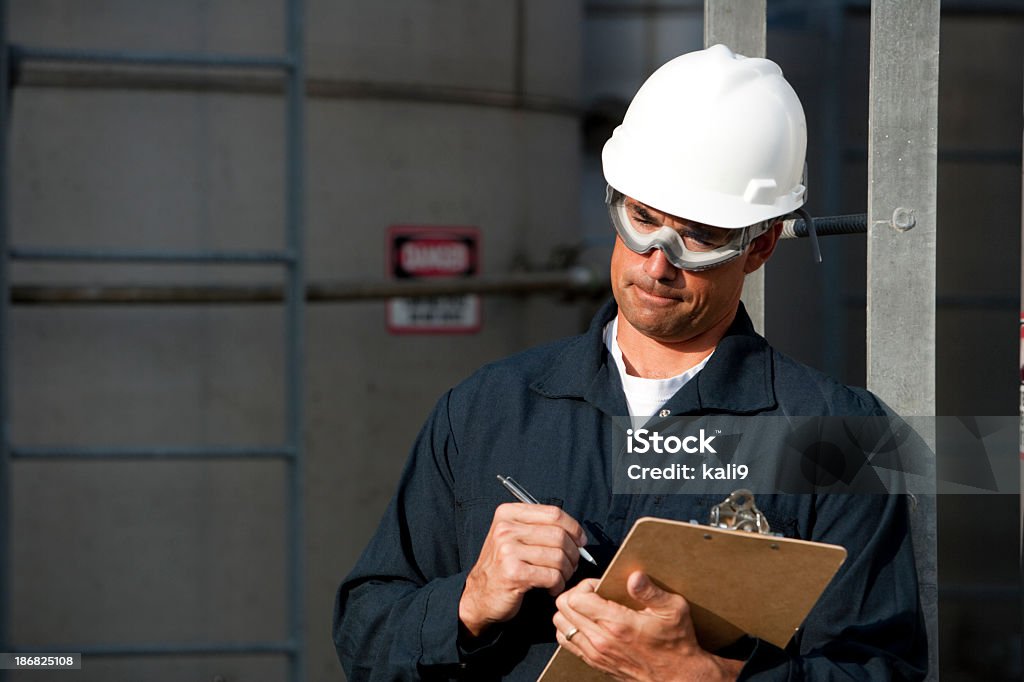 Männliche Arbeiter in industrielle Anlage - Lizenzfrei Chemiefabrik Stock-Foto