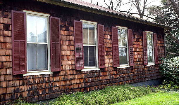 cedar bocznicy - siding wood shingle house wood zdjęcia i obrazy z banku zdjęć