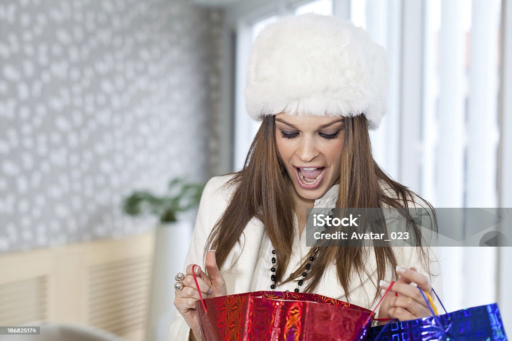Excited шоппинг женщина - Стоковые фото 20-29 лет роялти-фри