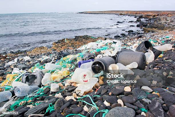 Poluição Atmosférica - Fotografias de stock e mais imagens de Oceano Atlântico - Oceano Atlântico, Poluição do plástico, Acidente Natural