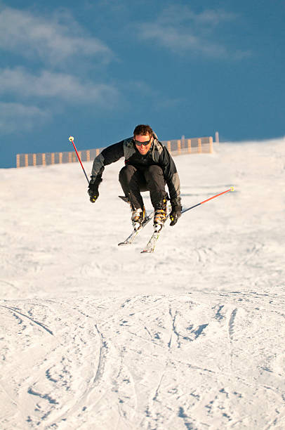 лыжница, оказавшихся в воздухе - powder snow skiing agility jumping ст�оковые фото и изображения