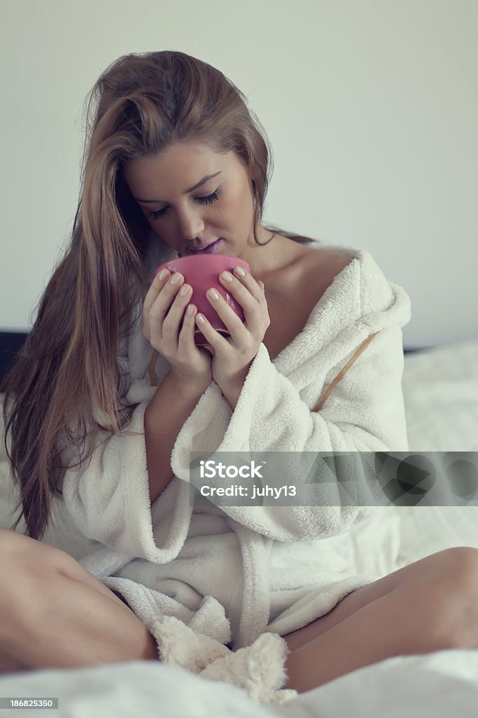 Junge Frau im Bett - Lizenzfrei Aufwachen Stock-Foto