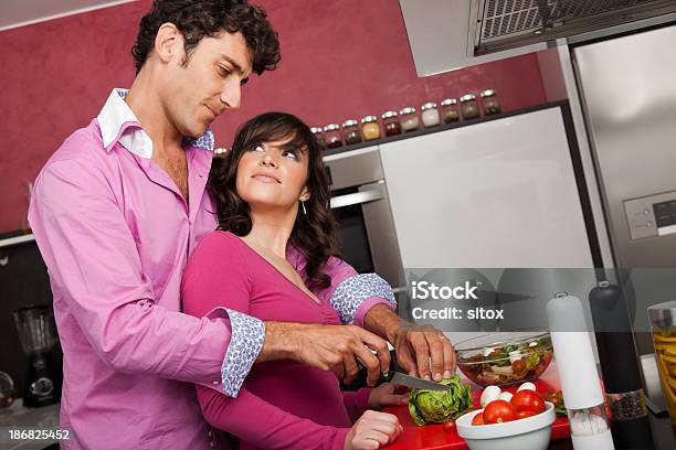 Amorous 커플입니다 준비 샐러드 가정 생활에 대한 스톡 사진 및 기타 이미지 - 가정 생활, 가정 주방, 가정의 방