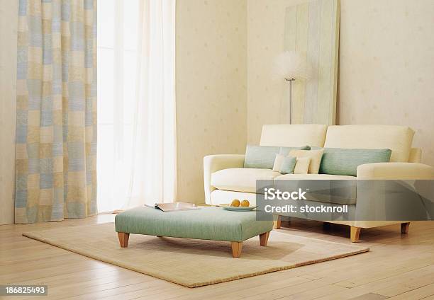 Interior Do Sofá - Fotografias de stock e mais imagens de Almofada - Artigo de Decoração - Almofada - Artigo de Decoração, Artigo de Decoração, Candeeiro de Chão