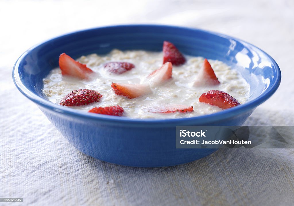 Bol de flocons d'avoine avec des fraises - Photo de Aliments et boissons libre de droits