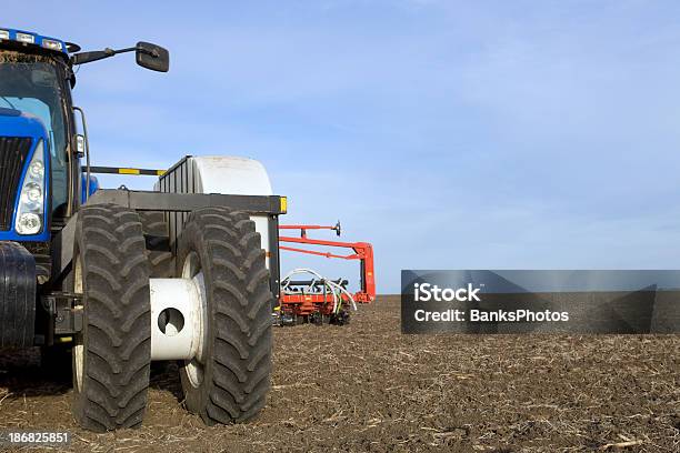 大きなトラクターとトウモロコシプランター Tilled フィールドに - 作物 トウモロコシのストックフォトや画像を多数ご用意 - 作物 トウモロコシ, 植える, 農園