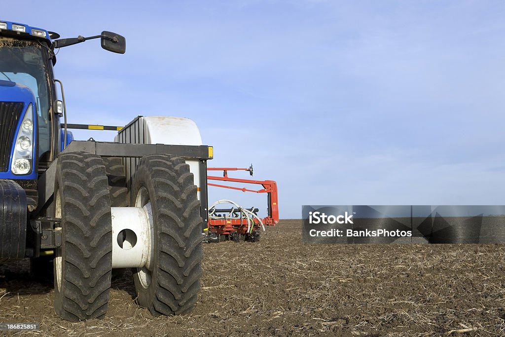 Большой трактор и Зерно цветы на Tilled поле - Стоковые фото Кукуруза - урожай роялти-фри