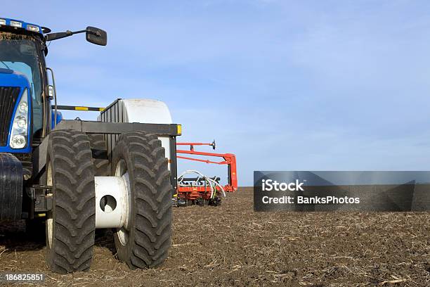 Большой Трактор И Зерно Цветы На Tilled Поле — стоковые фотографии и другие картинки Кукуруза - урожай - Кукуруза - урожай, Сажать, Ферма