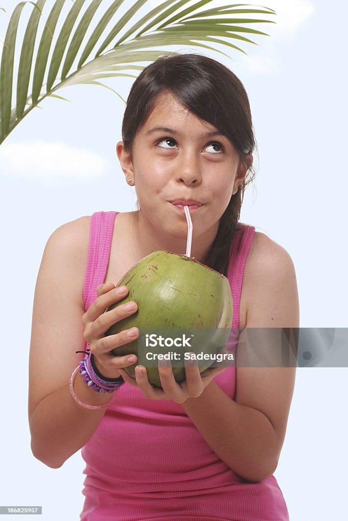 Jeune femme de boire du lait de coco - Photo de Adolescent libre de droits