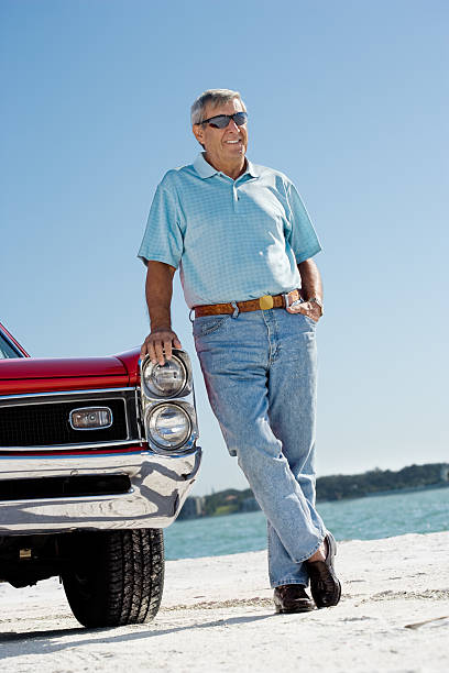 senior hombre con clásica convertible car - collectors car mature men transportation lifestyles fotografías e imágenes de stock