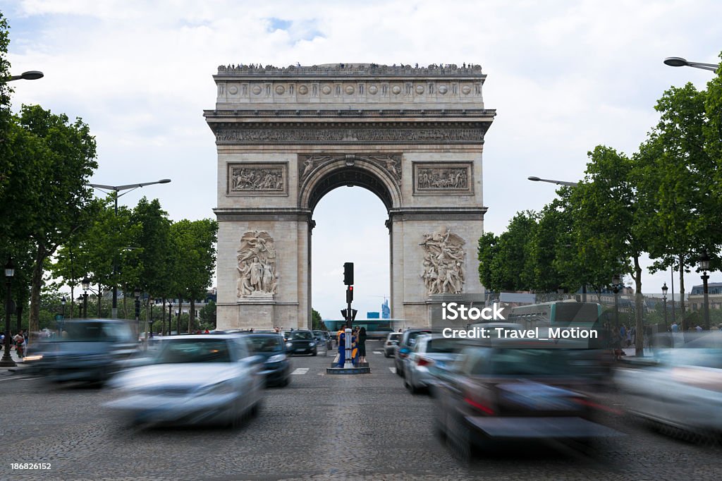 Traffico su Avenue des Champs-Elysees in un giorno d'estate - Foto stock royalty-free di Ambientazione esterna
