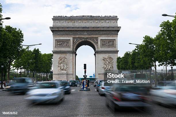 Traffico Su Avenue Des Champselysees In Un Giorno Destate - Fotografie stock e altre immagini di Ambientazione esterna