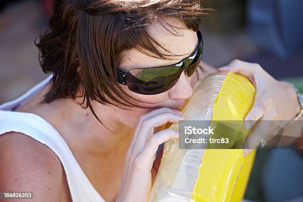 Mujer Con Gafas De Sol Inflar Una Junta De Goma Foto de stock y más banco de imágenes de Adulto - Adulto, Amarillo - Color, Color - Tipo de imagen