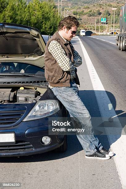 Uomo Trovano Accanto A Sua Auto - Fotografie stock e altre immagini di Ambientazione esterna - Ambientazione esterna, Aspettare, Automobile