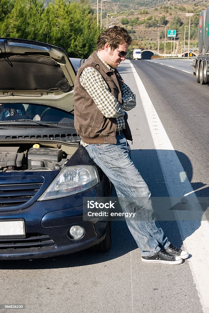 helpless człowiek obok jego samochodu - Zbiór zdjęć royalty-free (Czekać)
