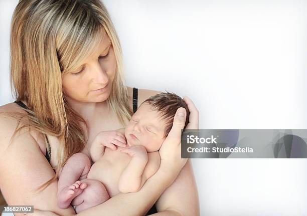 Красивая Мать С Младенческой Дочь — стоковые фотографии и другие картинки Близость - Близость, Взаимосвязь, Взрослый