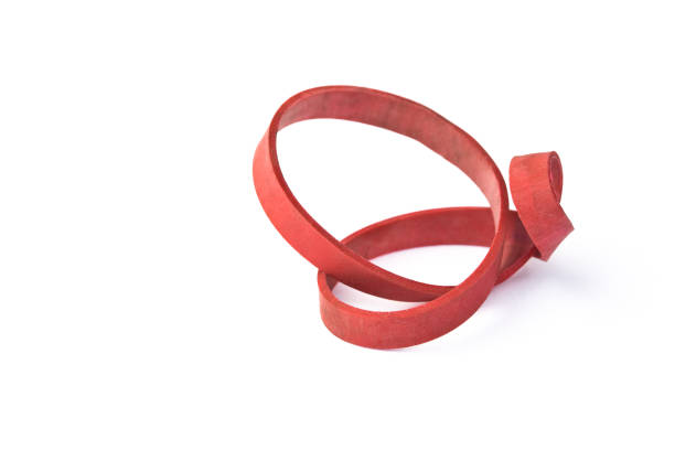 rosso elastico intrecciato in una forma topologiche - flexibility rubber rubber band tangled foto e immagini stock