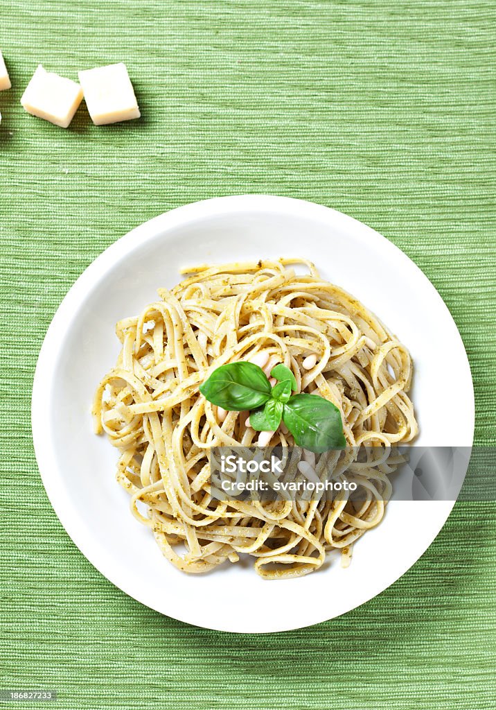 Spaghetti con salsa al pesto - Foto stock royalty-free di Alimentazione sana