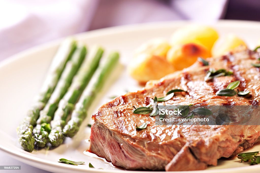 Bistec con espárragos y potateos - Foto de stock de Alimento libre de derechos