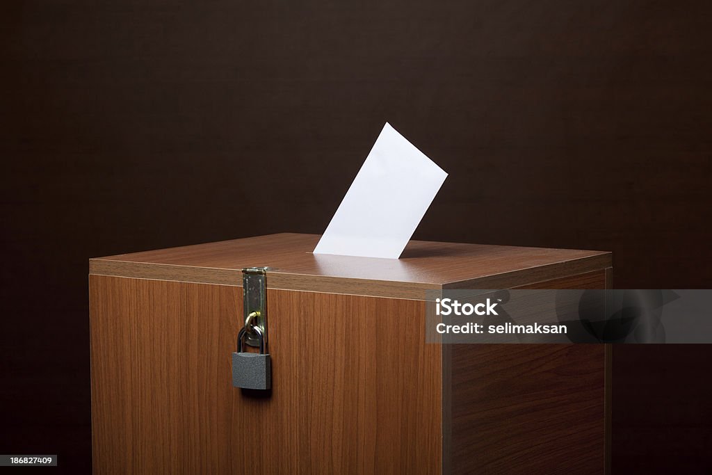 Verrouillé en bois Urne avec enveloppe sur un sondage - Photo de Urne électorale libre de droits
