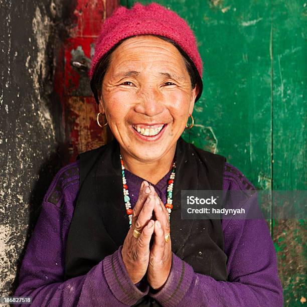 Mujer Tibetano Medida Foto de stock y más banco de imágenes de Adulto - Adulto, Aire libre, Aislado