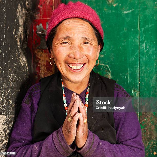 Тибетский Женщина Молиться — стоковые фотографии и другие картинки Азиатского и индийского происхождения - Азиатского и индийского происхождения, Азия, Активный пенсионер